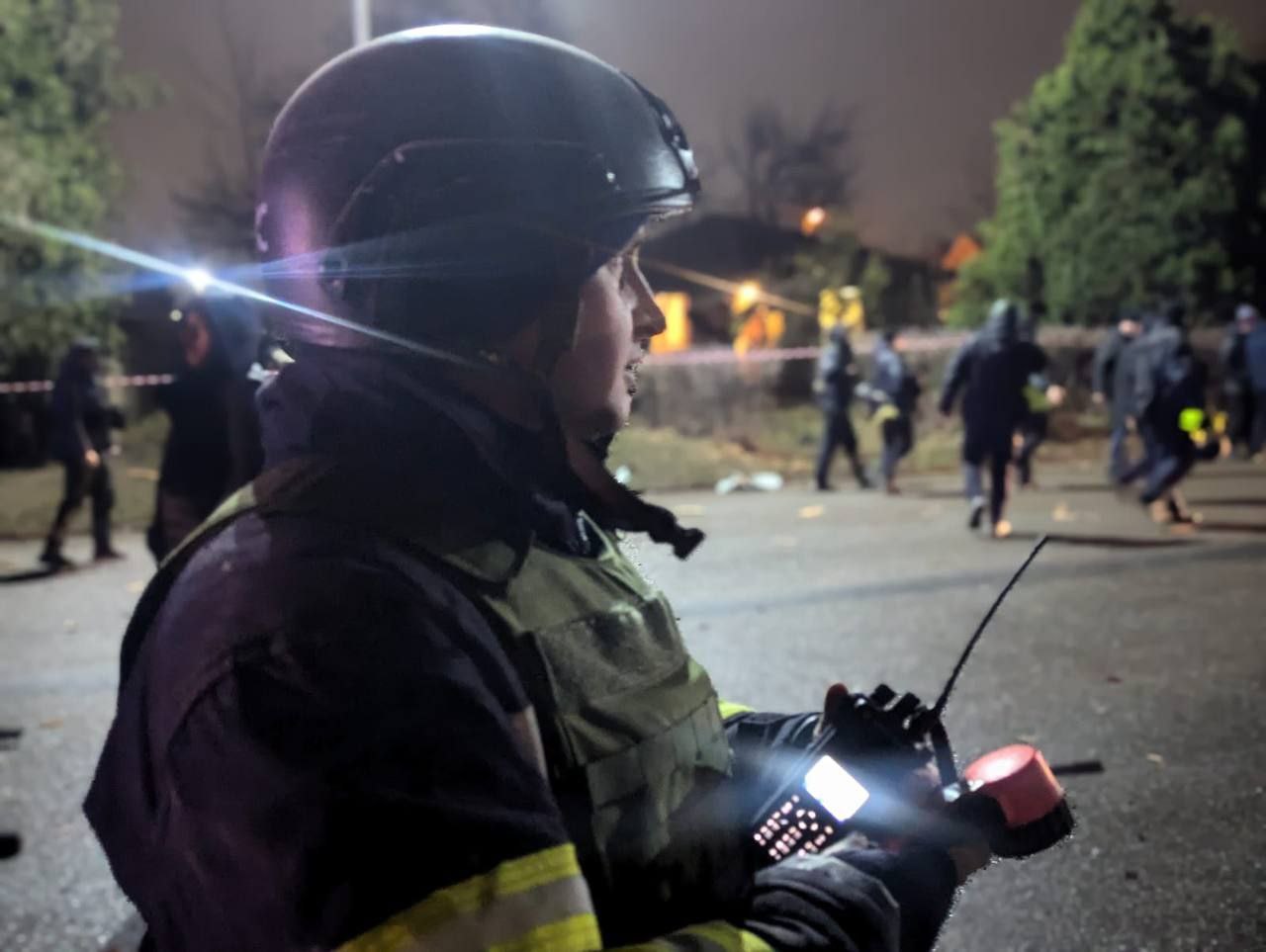 ДСНС-ник, який бере участь в аварійно-рятувальній операції 