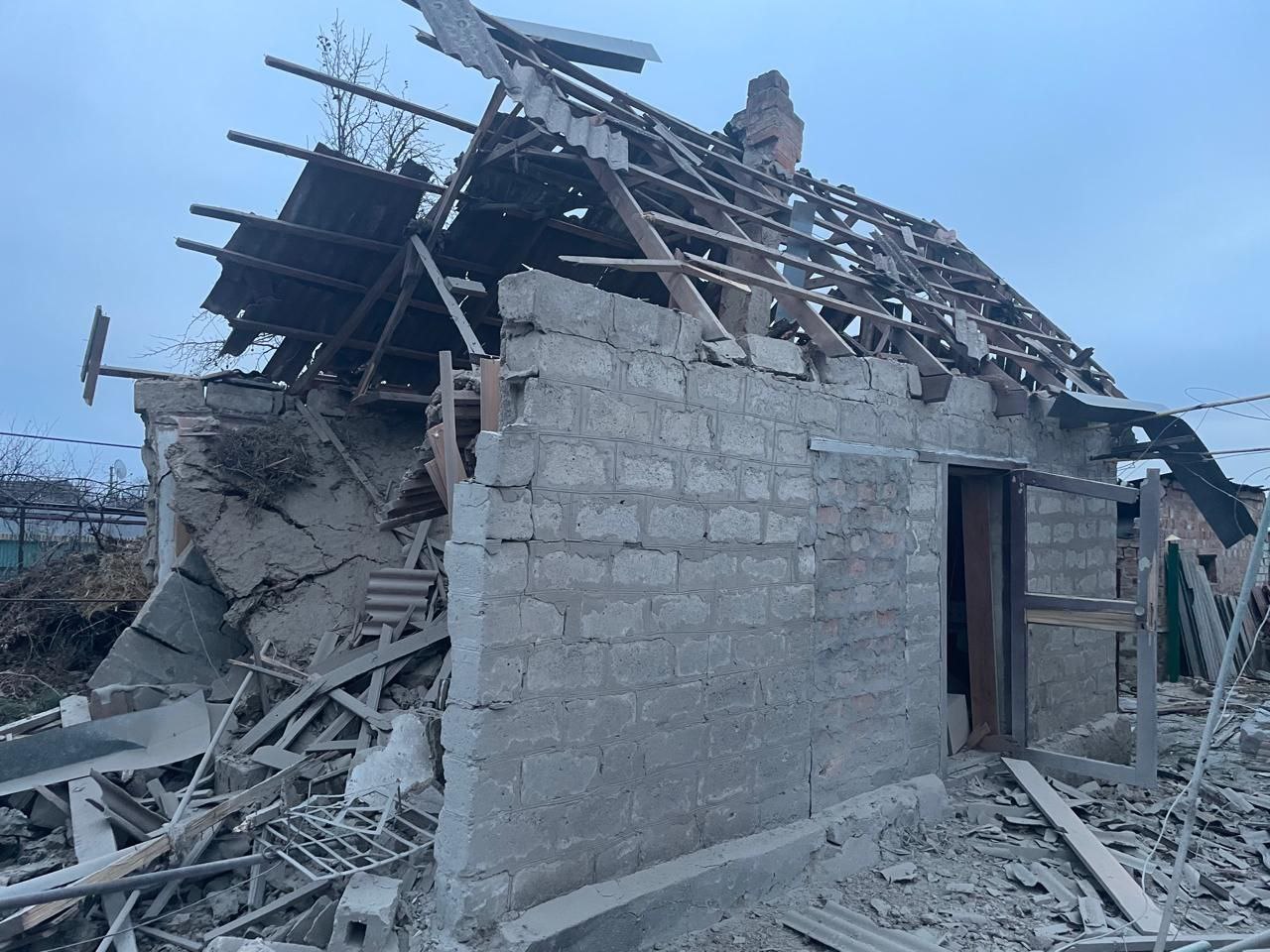 У будівлі проломлена стіна та знищений дах.
