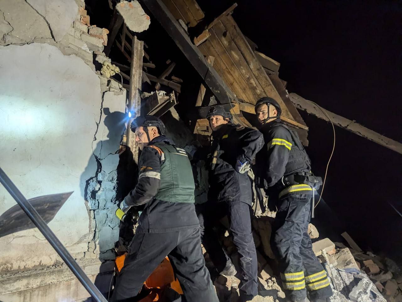 Рятувальники працюють на місці влучання ворожої ракети