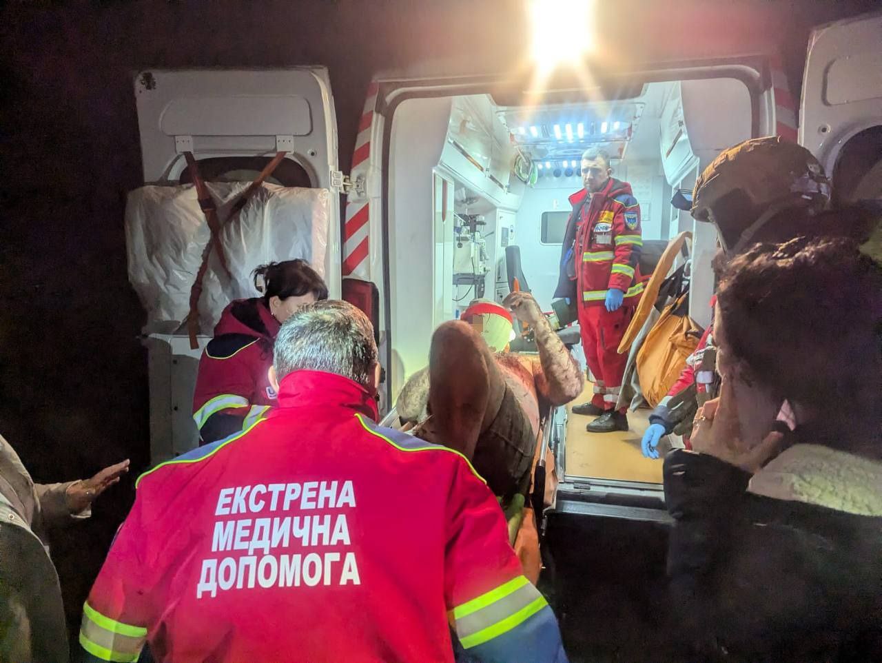 Лікарі надають допомогу постраждалому, якого щойно дістали з-під завалів