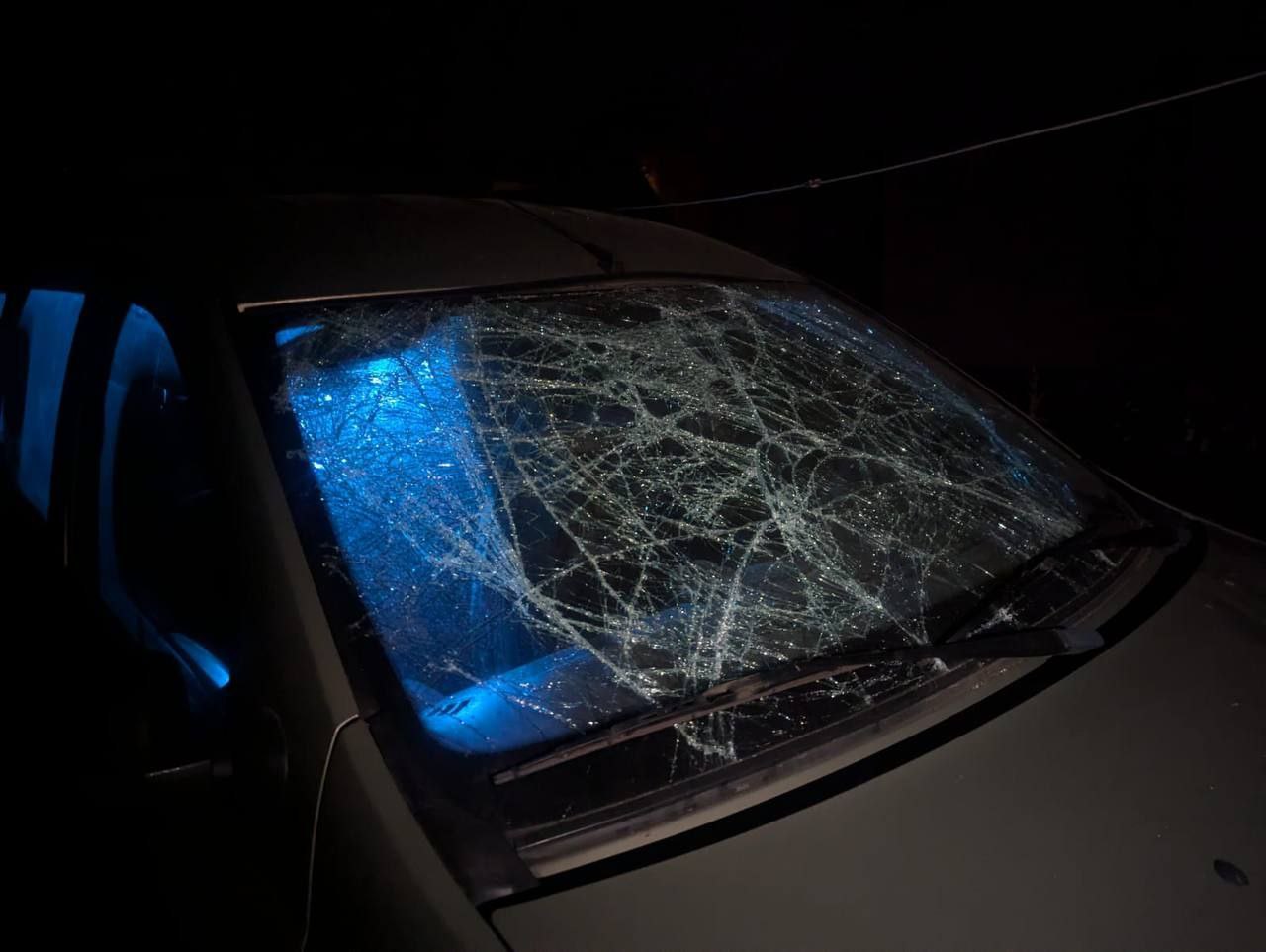 В автівці розбите лобове скло 