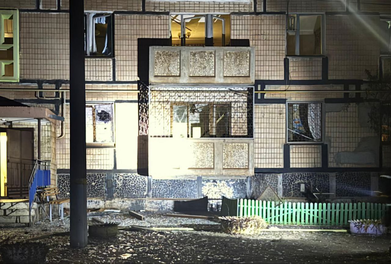 У багатоповерхівці потрощені вікна