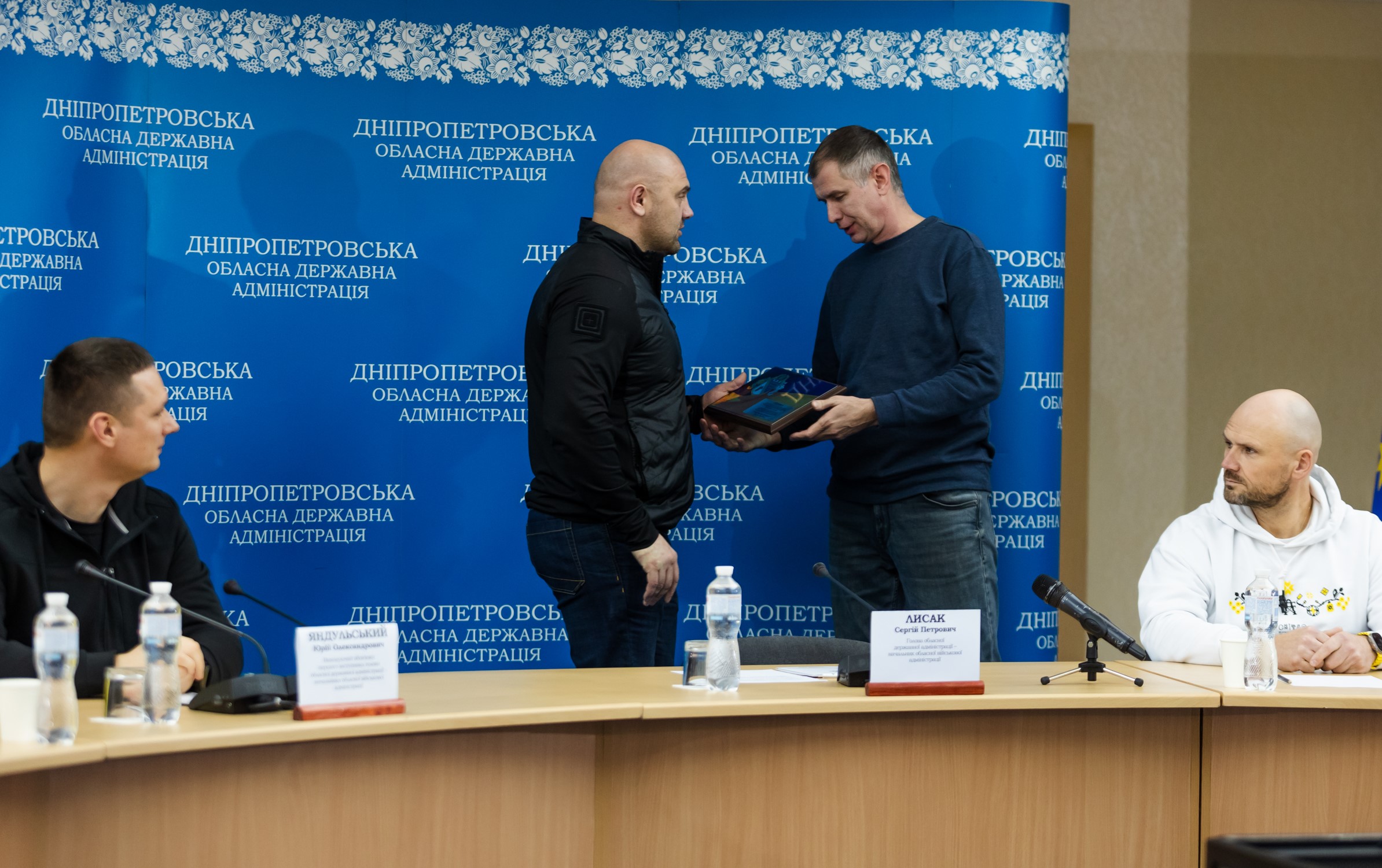 Один з енергетиків отримує нагороду від очільника ОВА