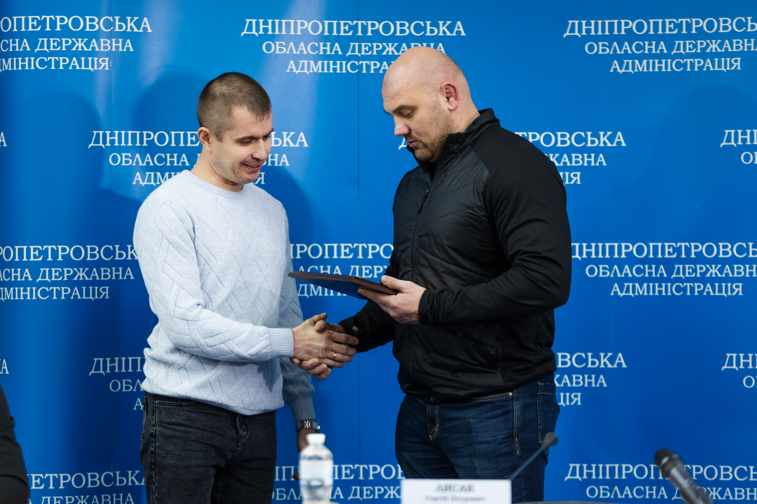 Сергій Лисак вручає відзнаку енергетику