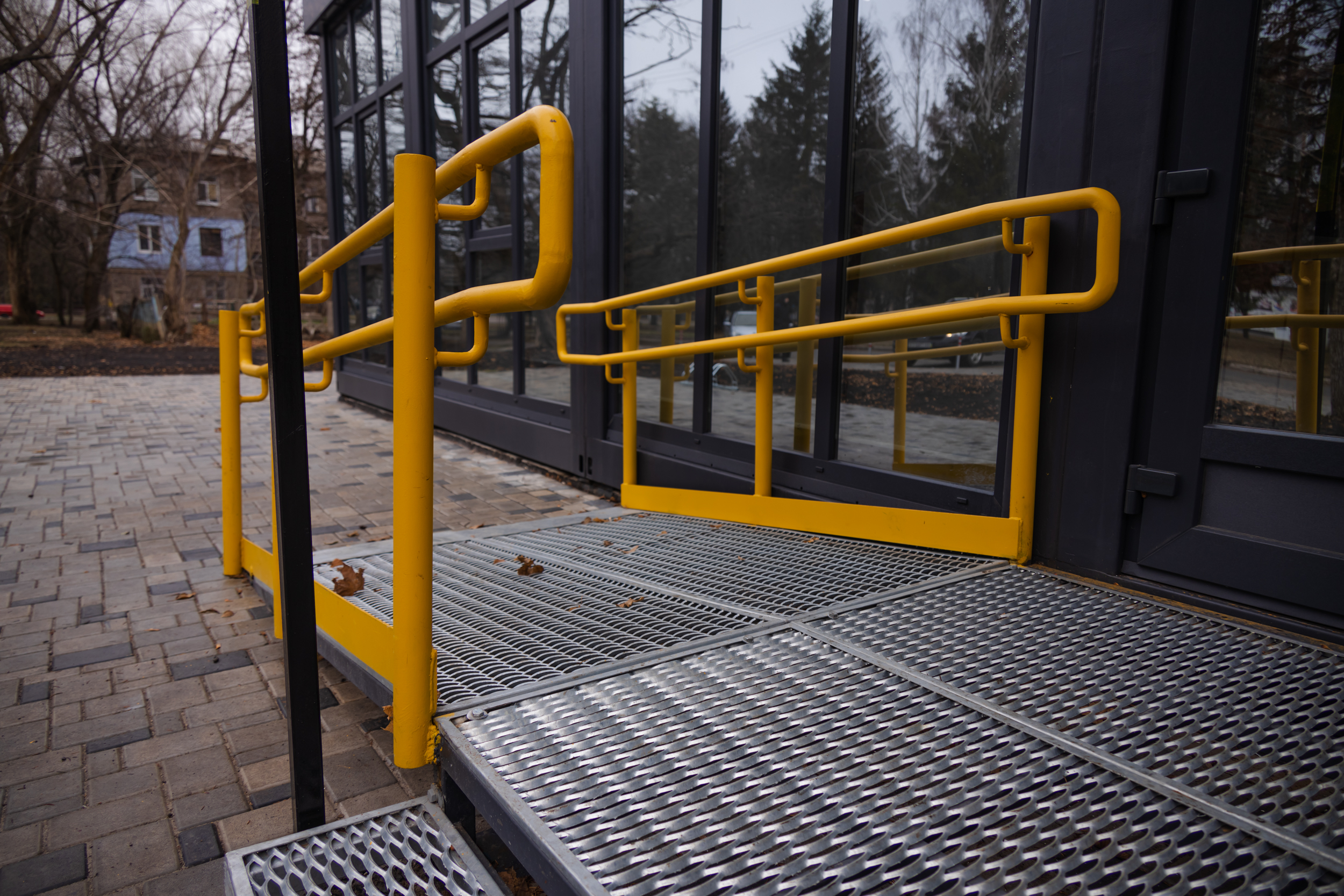 Нова будівля зручна для людей з інвалідністю