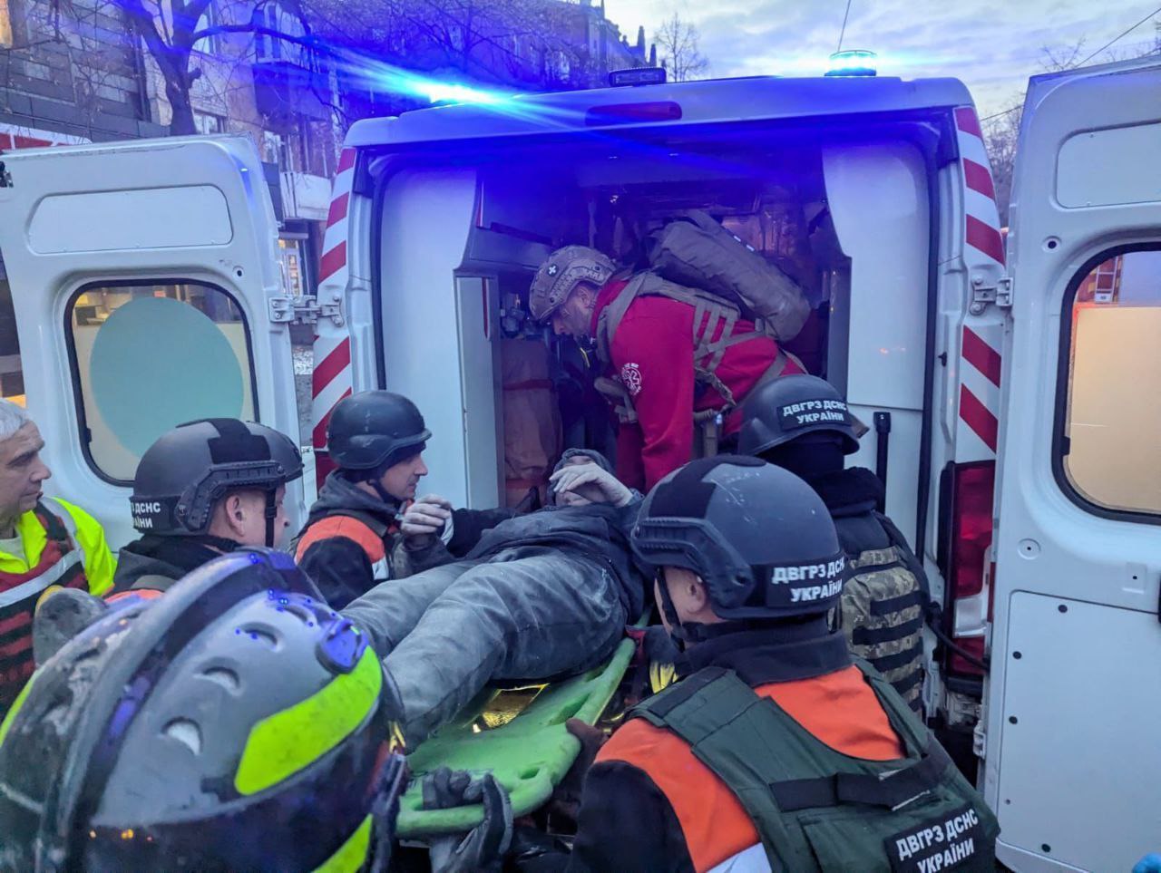 Потерпілого під час ракетної атаки на Кривий Ріг забирає швидка