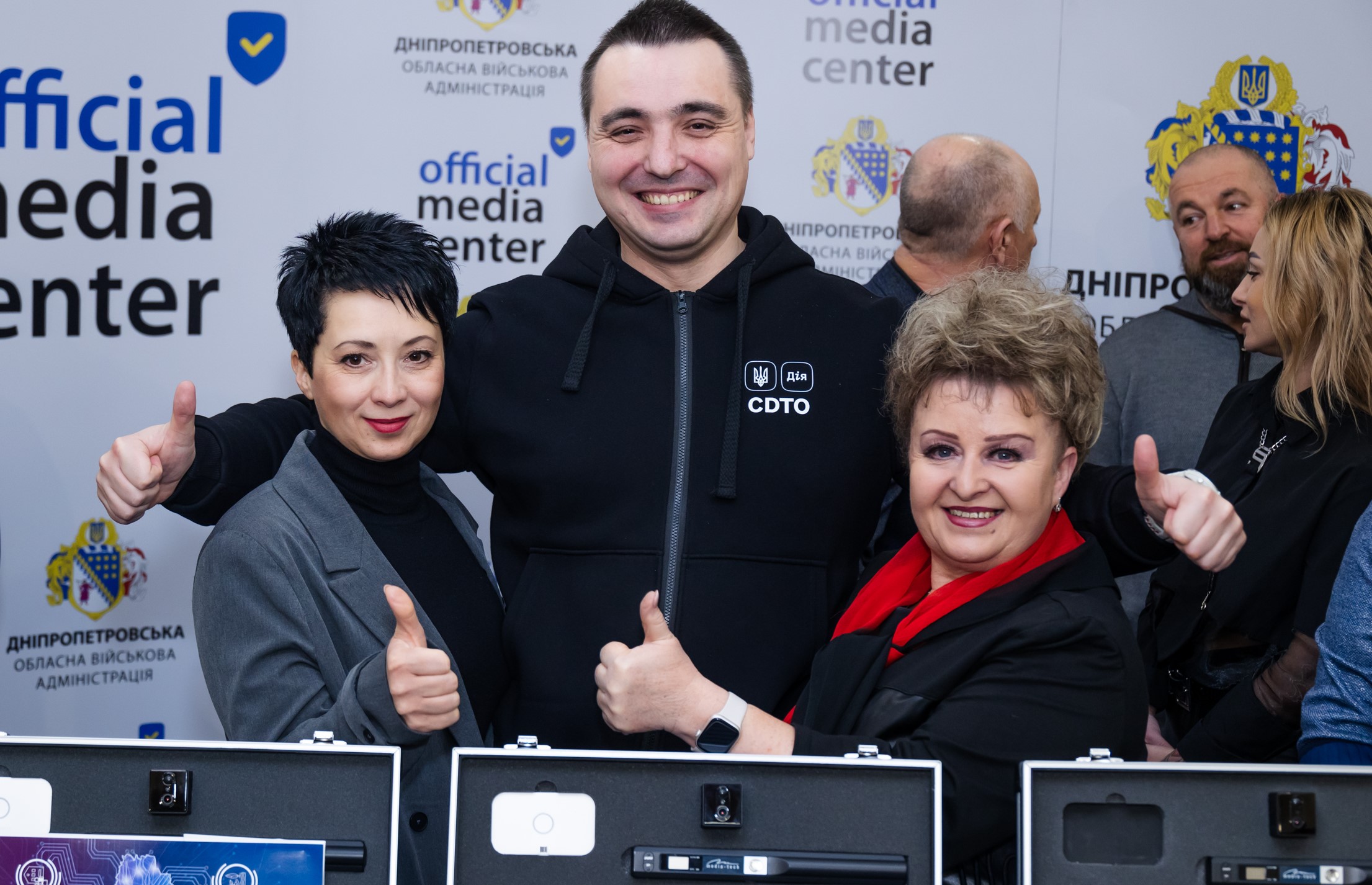 Заступник начальника ОВА Іван Начовний з представницями громади