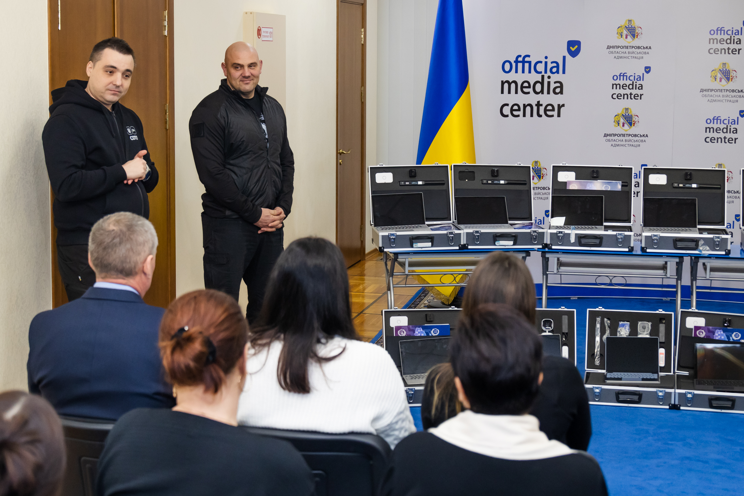 Начальник ОВА Сергій Лисак та його заступник Іван Начовний поспілкувалися з тими, хто приїхав за кейсами для ЦНАПів