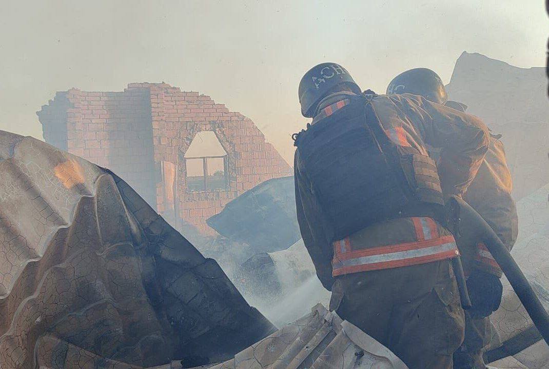 Через удар росіян зайнялася хата. Вогонь приборкували рятувальники.