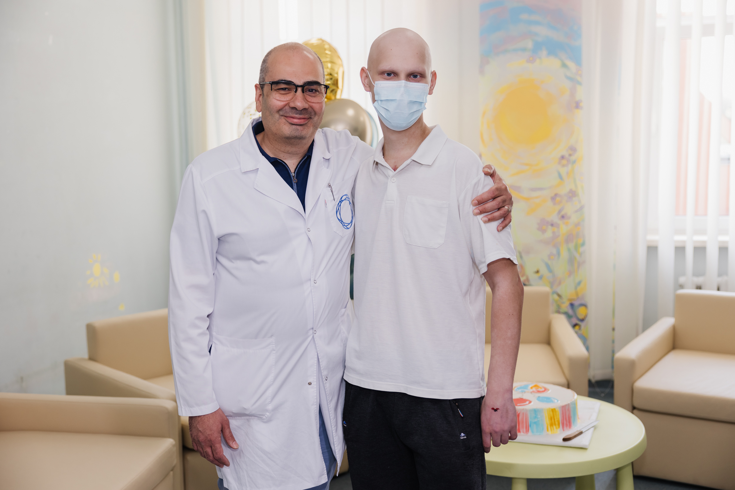 Хлопець з генеральним директором лікарні, в якій йому провели трансплантацію кісткового мозку 
