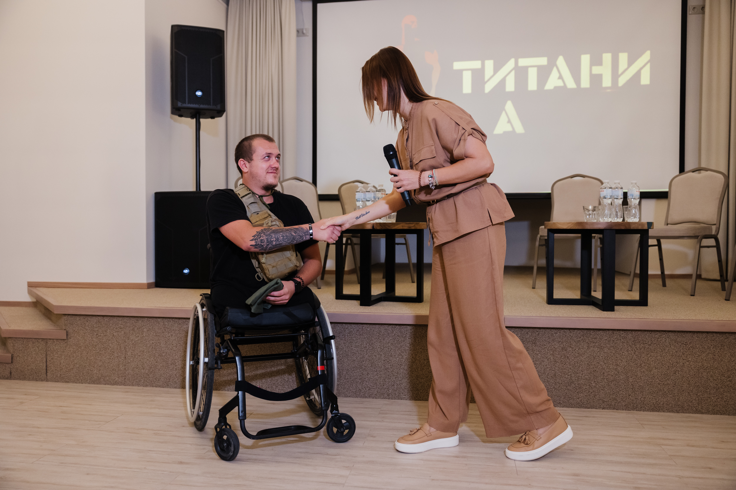 Заступник начальника Дніпропетровської ОВА Надія Задорожна вручає футболку амбасадору