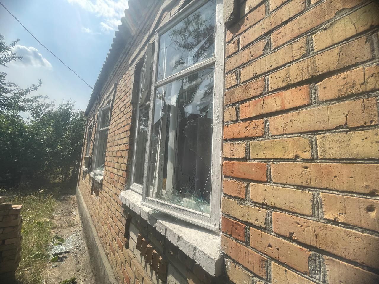 Побиті вікна в приватній оселі