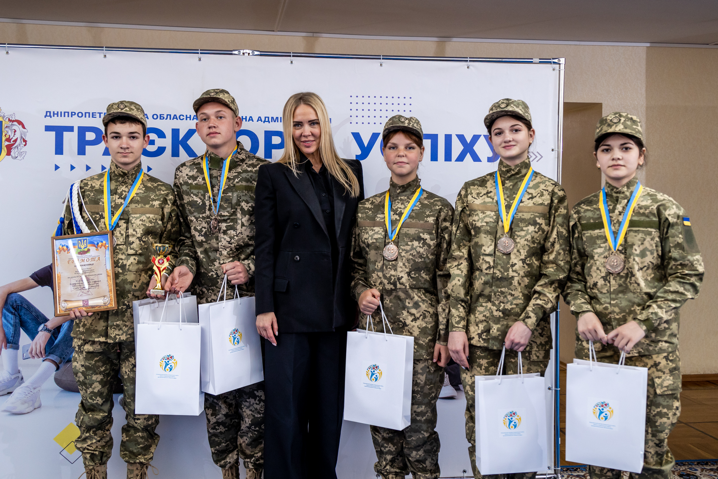 Заступник начальника голови Дніпропетровської ОВА Ірина Грицай разом з бронзовими призерами