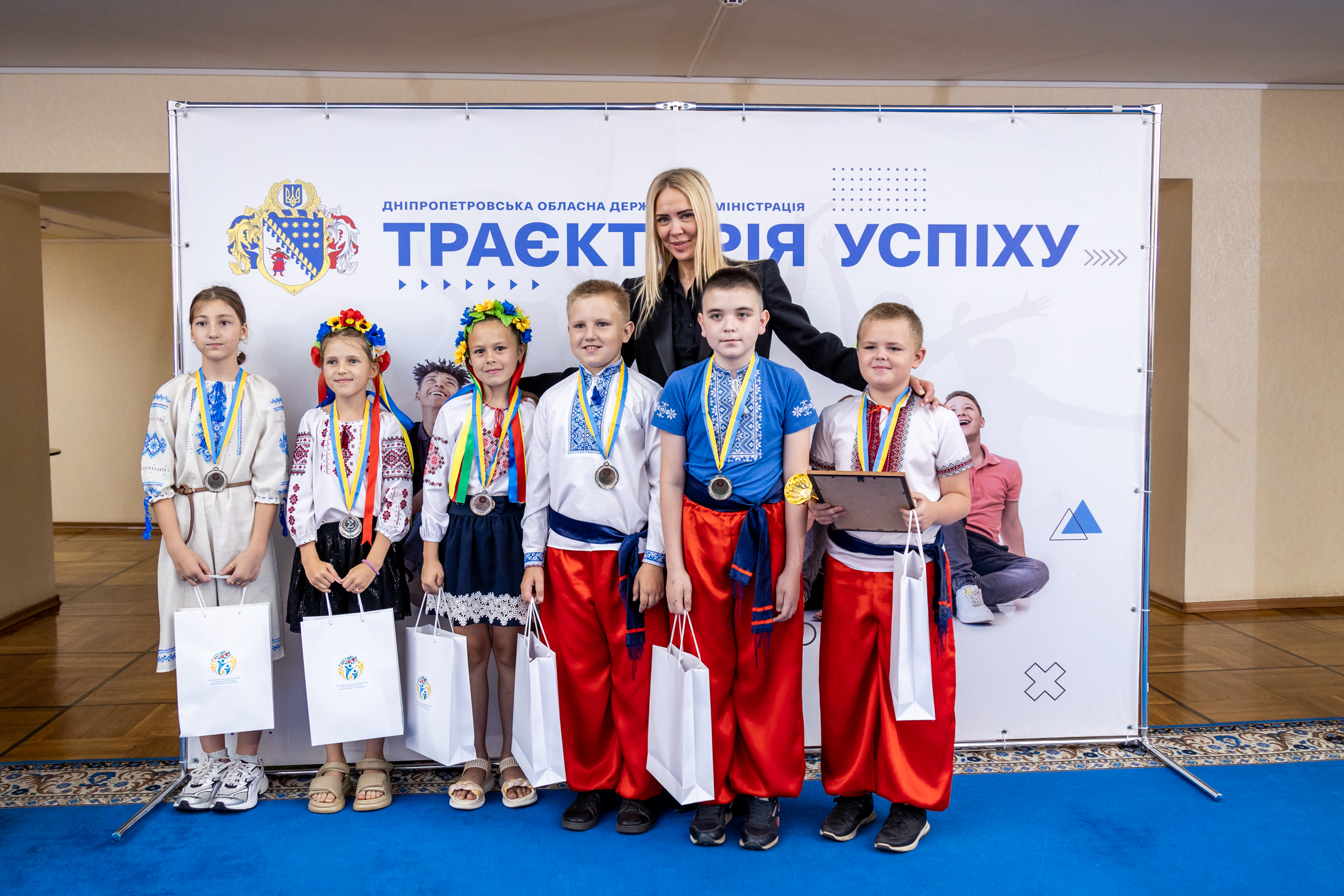 Спільне фото з учасниками молодшої вікової категорії