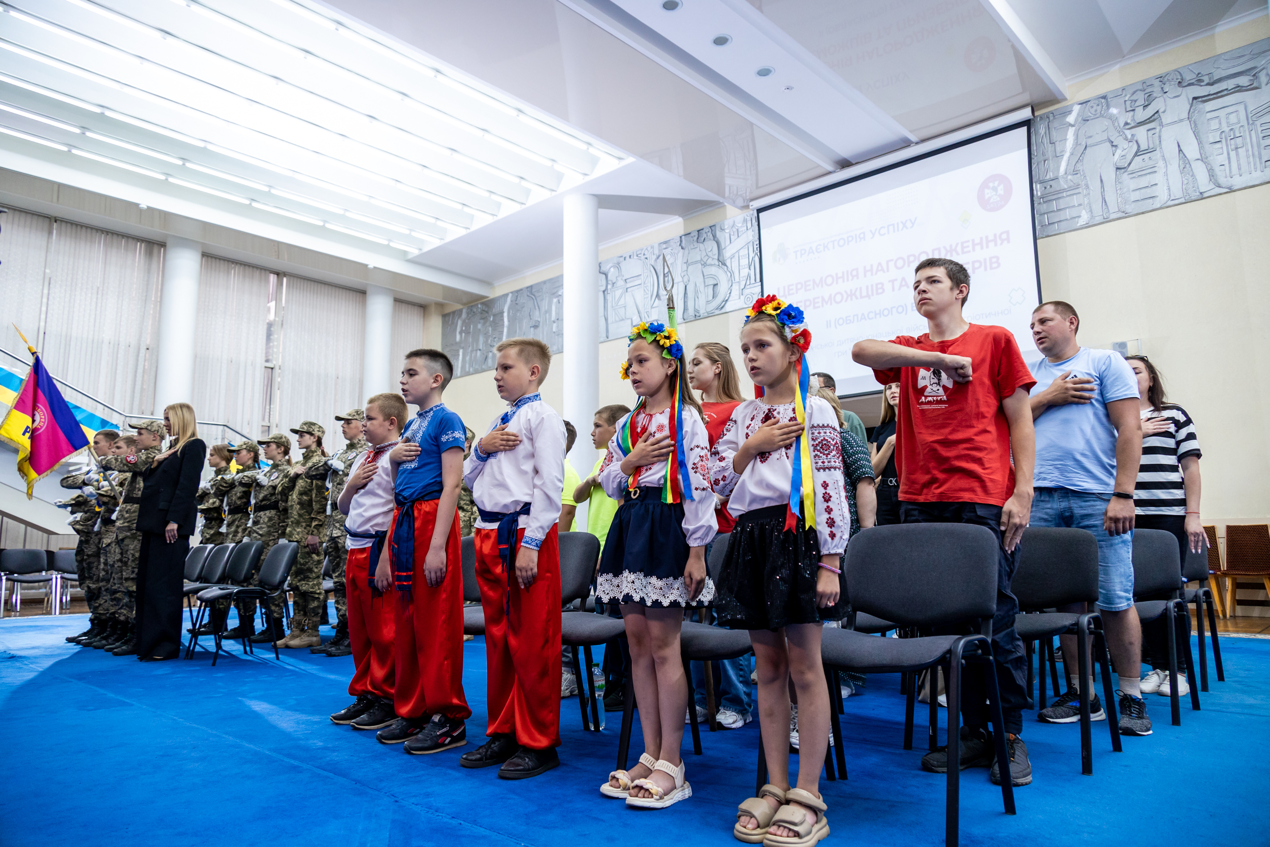 Учасники нагородження переможців обласного етапу військово-патріотичної гри «Джура» під час виконання Гімну України