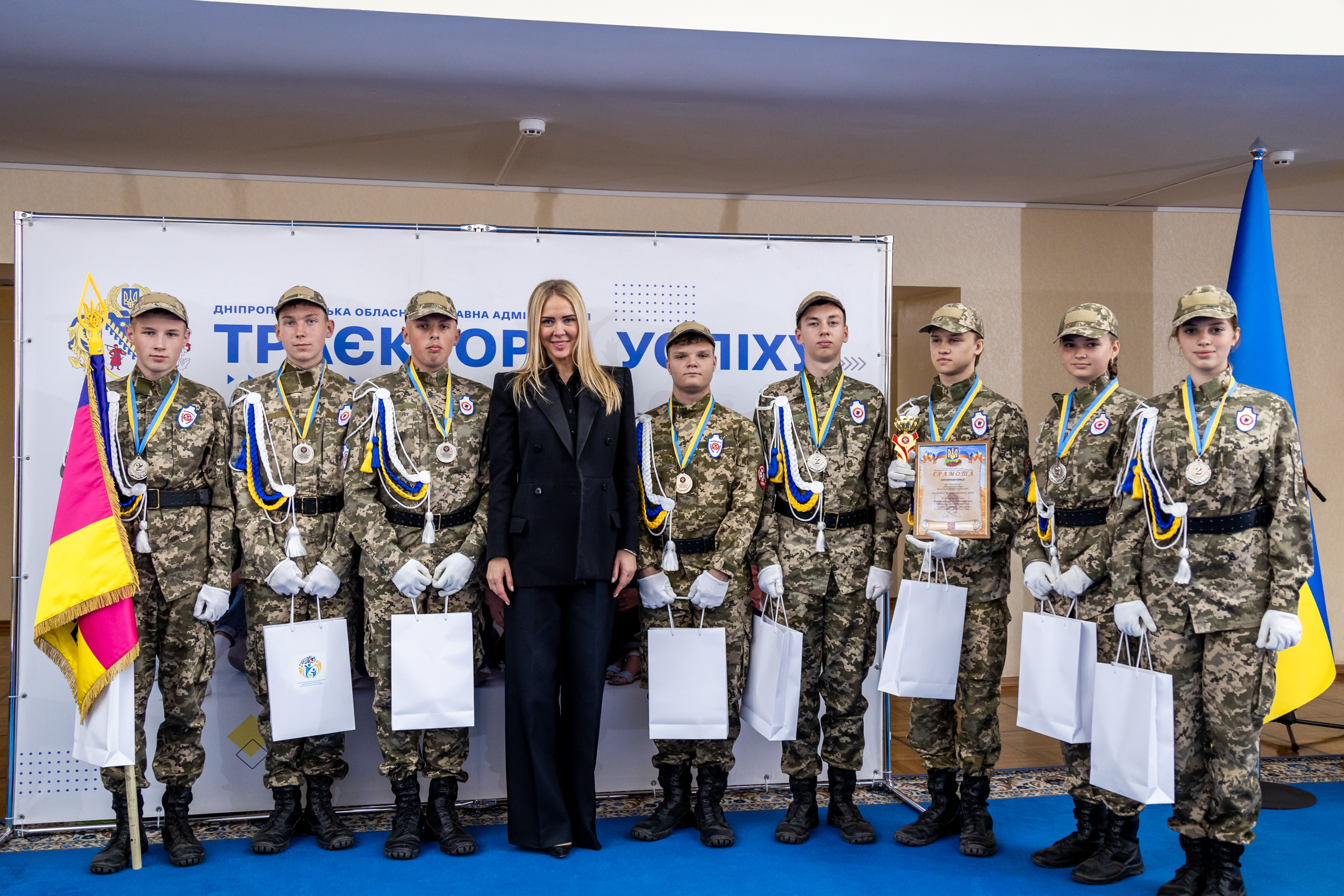 Заступник начальника голови Дніпропетровської ОВА Ірина Грицай разом з роєм, який зайняв друге місце