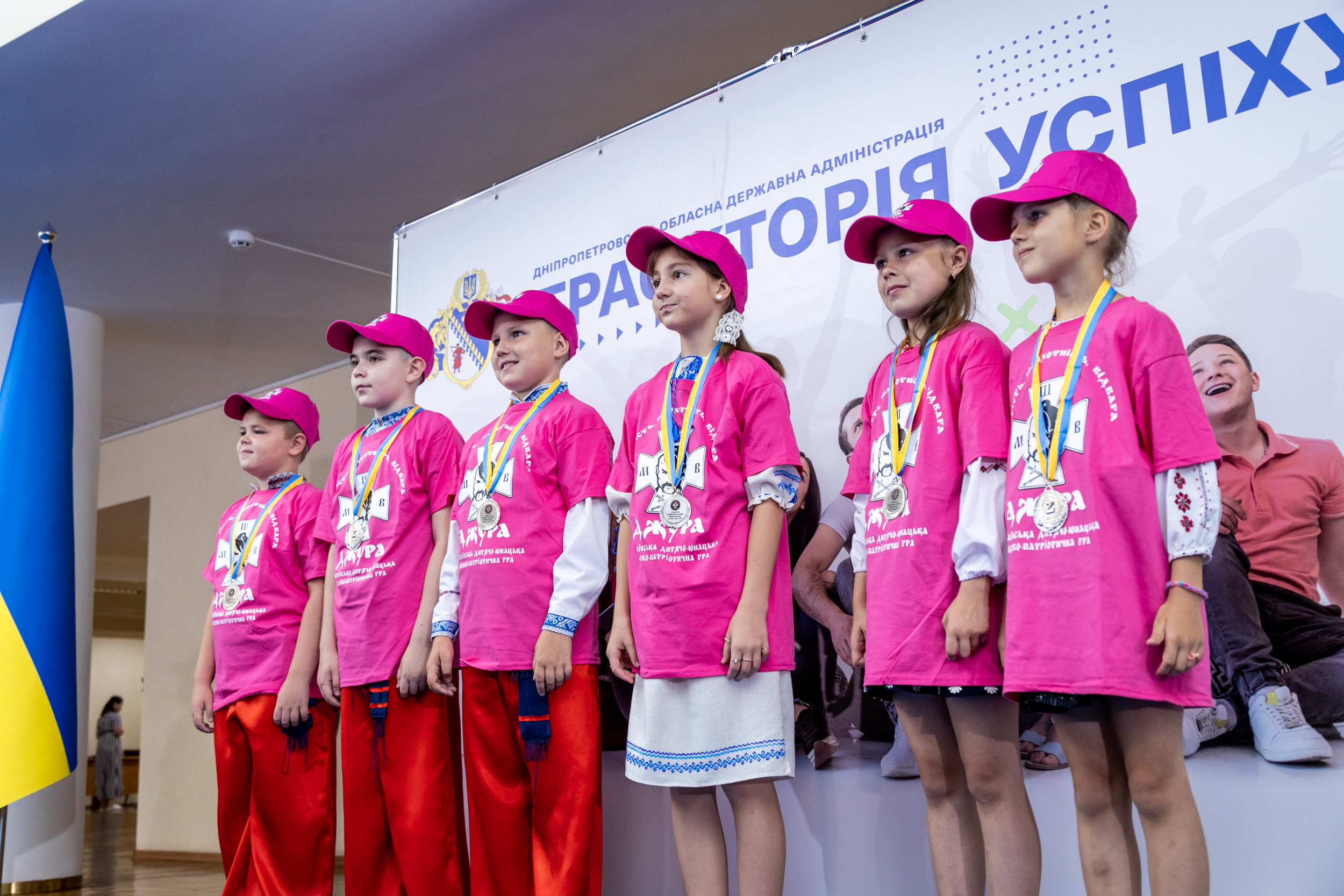 Заступник начальника голови Дніпропетровської ОВА Ірина Грицай разом з роєм «Ханделеївські козачата» – срібними призерами