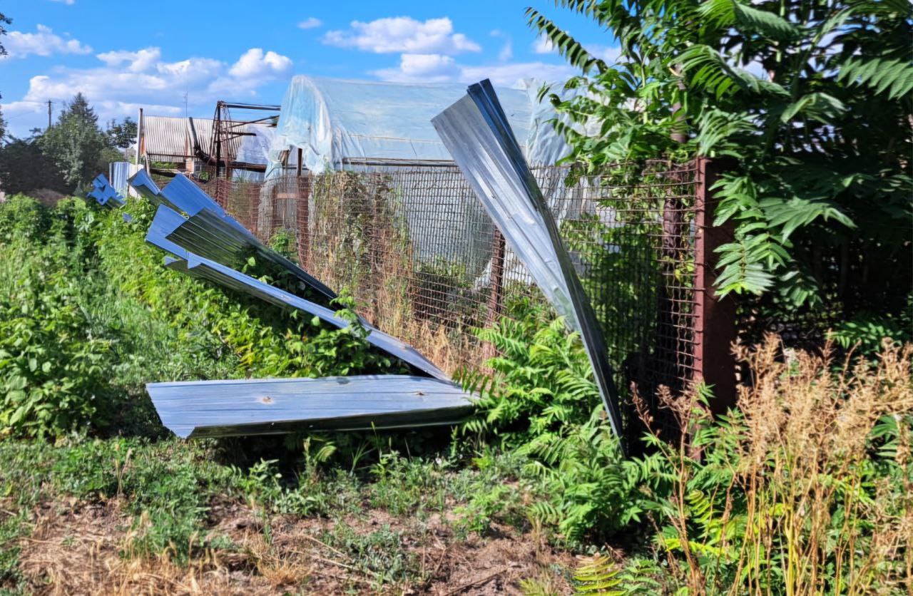 Понівечений паркан