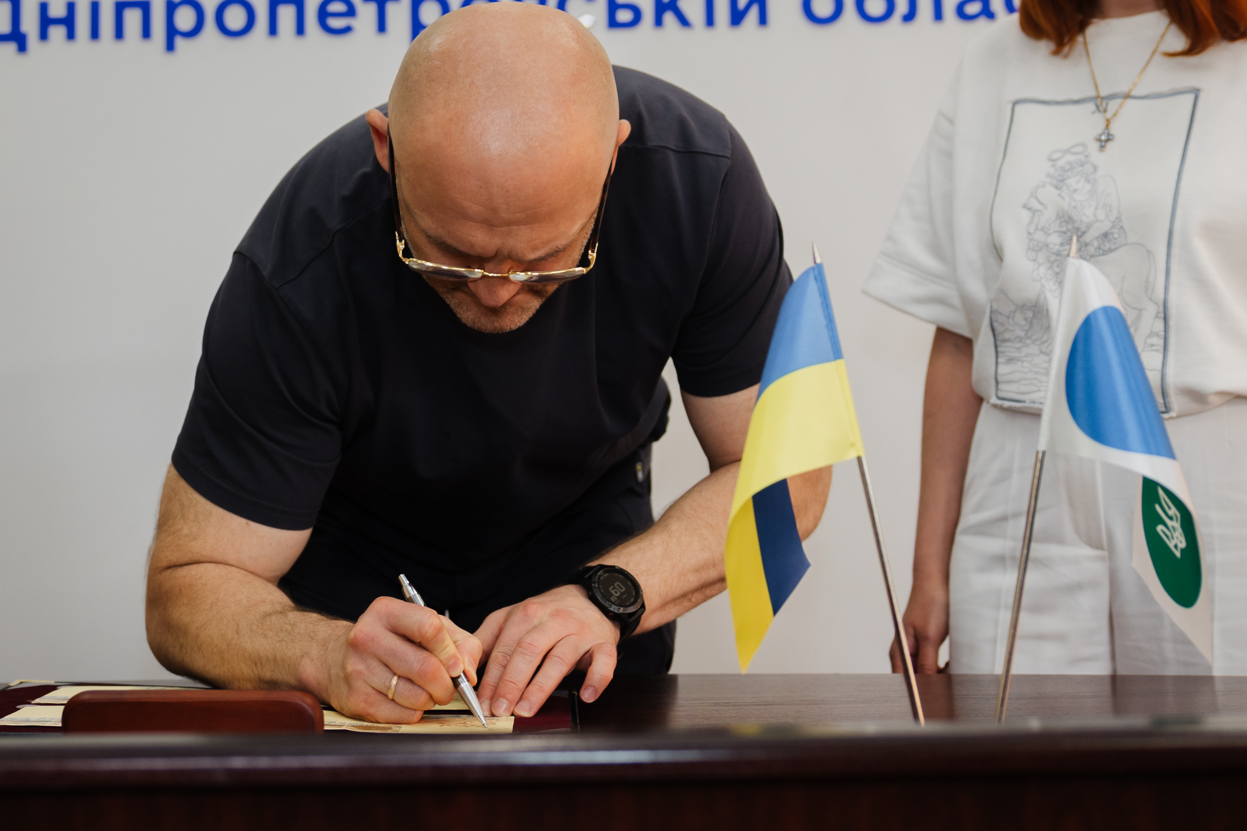 Володимир Орлов підписує поштову марку, яка вводиться в обіг