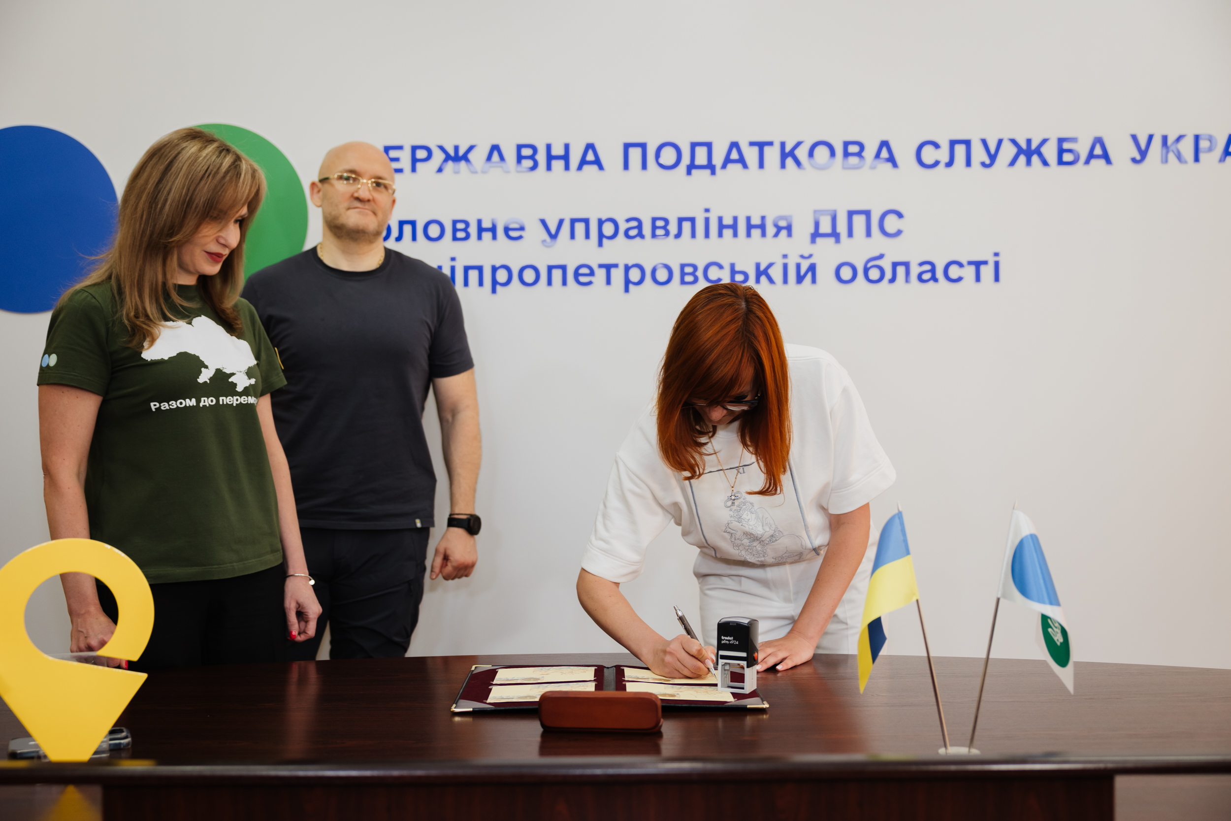 Учасники урочистого спецпогашення поштового випуску: перший заступник голови ОВА Володимир Орлов, очільниця ГУ Податкової служби в області, директорка по взаємодії з державними органами влади АТ «Укрпошта» Юлія Боровик
