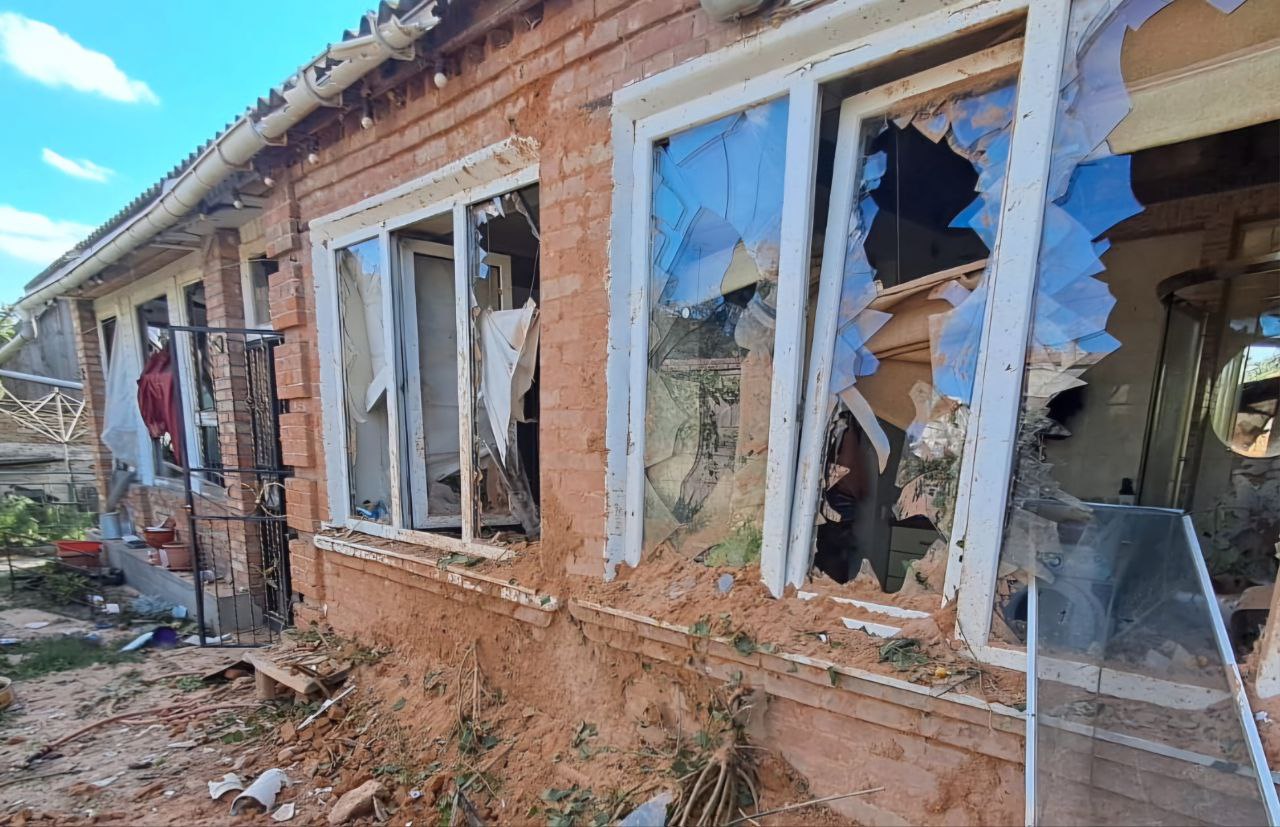 Оселя з потрощеними через атаки ворога вікнами