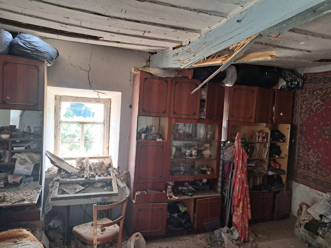Вигляд зсередини пошкодженого приватного будинку