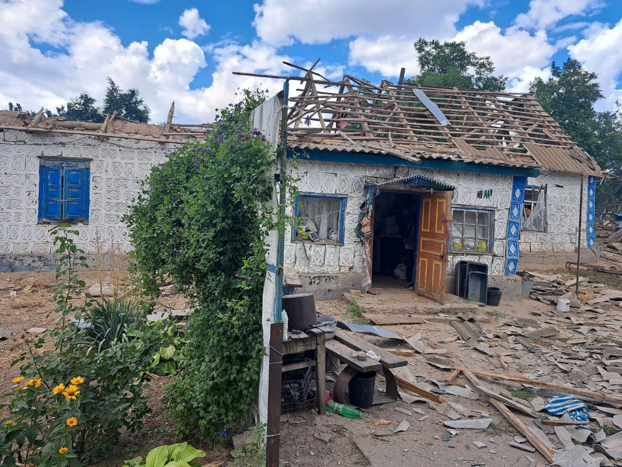 Подвір’я місцевих мешканців після ворожих обстрілів