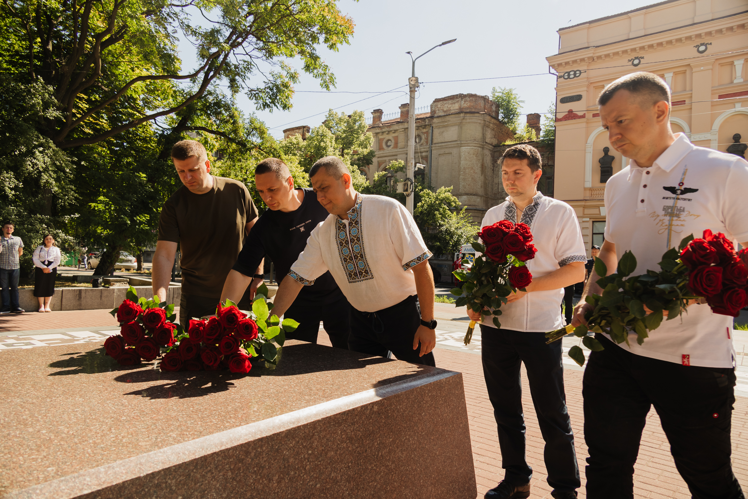 Представники керівництва області та міста покладають квіти до пам’ятника молодому Кобзарю