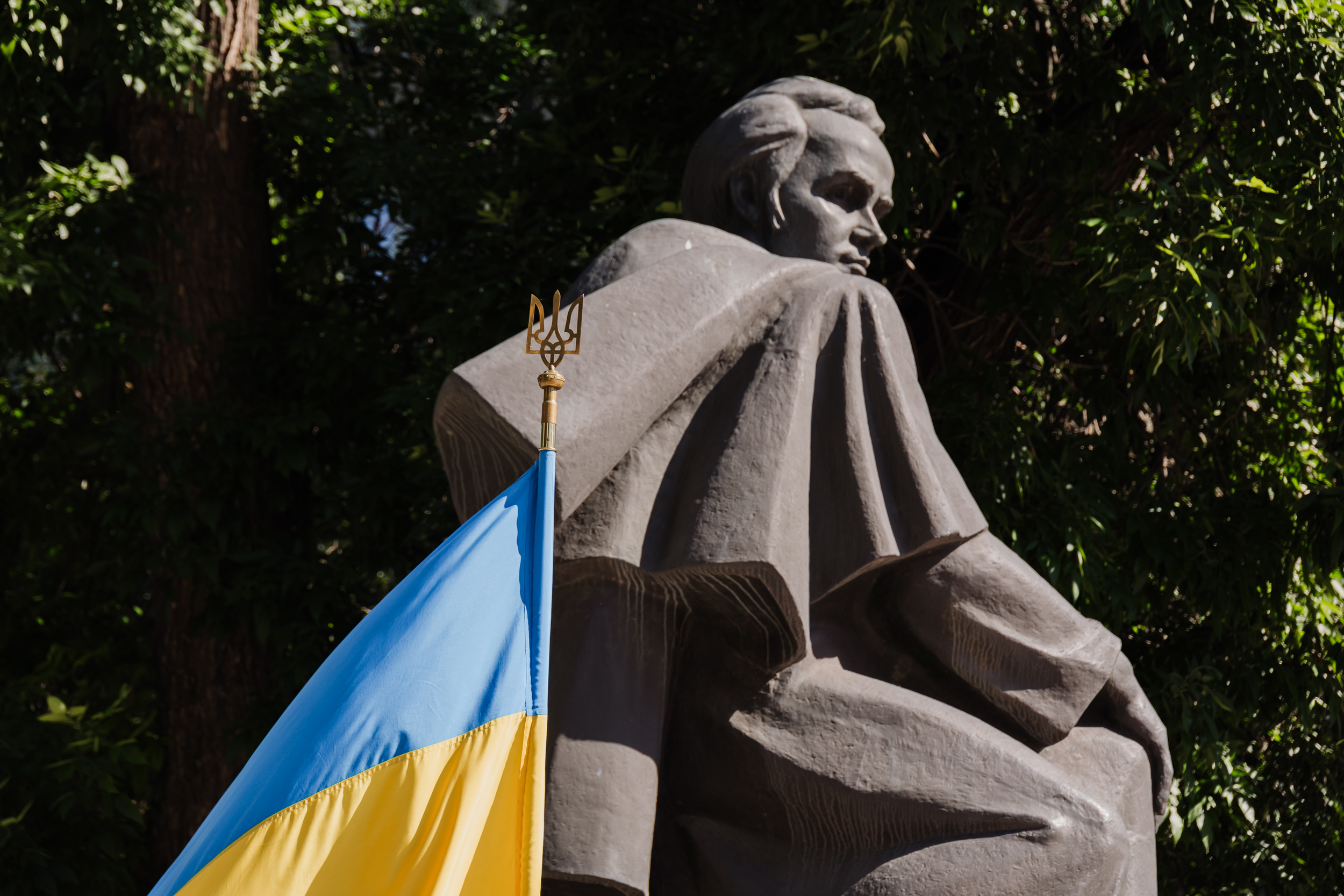 Прапор України на фоні пам’ятника Тарасу Шевченку