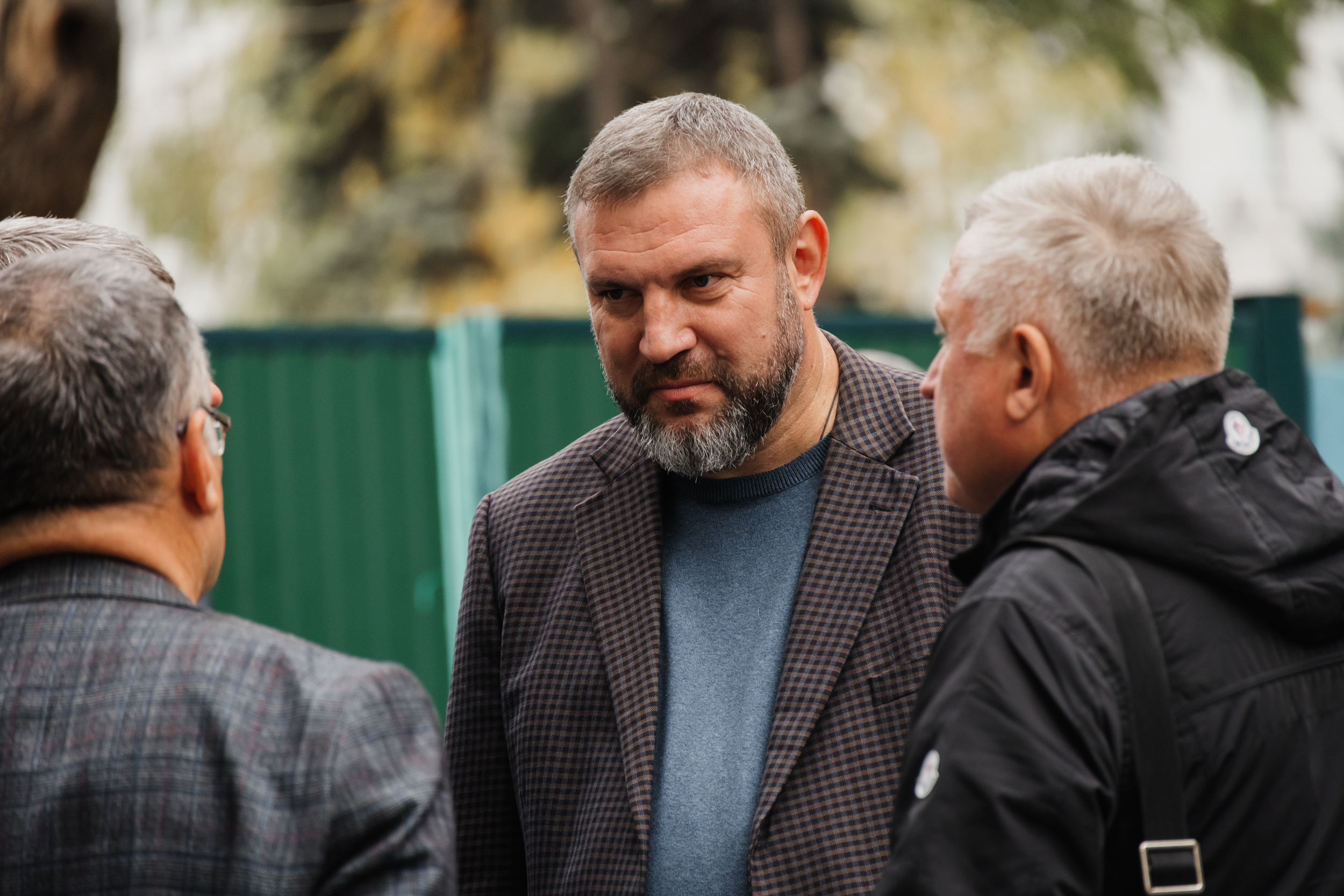 Очільник Магдалинівської громади Володимир Дробітько з колегами