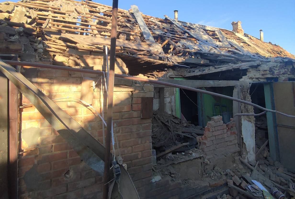 Потрощена обстрілом будівля на Нікопольщині
