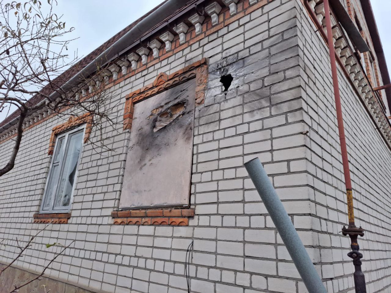 В оселі побиті стіна та вікно