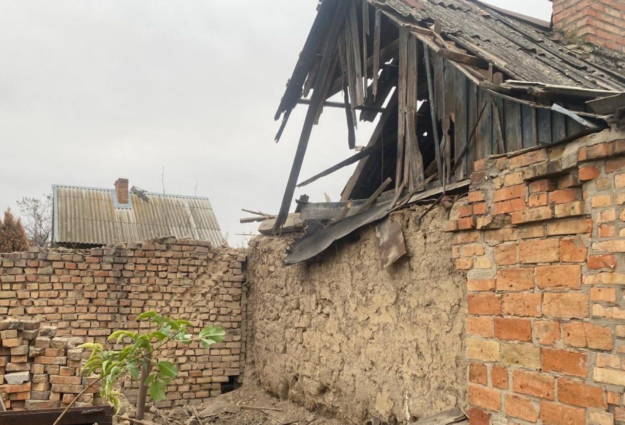 Господарська споруда у Нікополі. В ній понівечений фасад і зруйнований дах