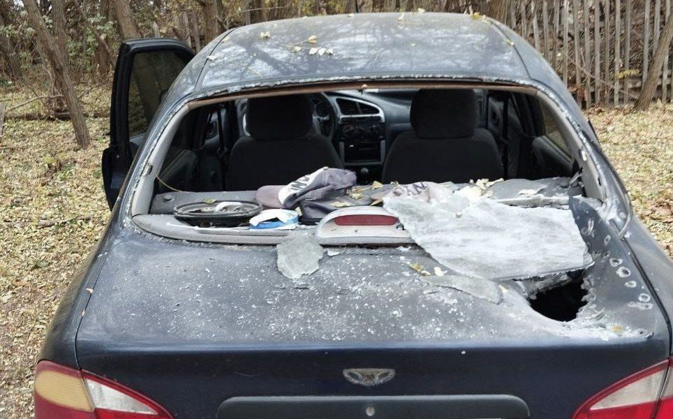 В авто посипалося скло та пробило багажник