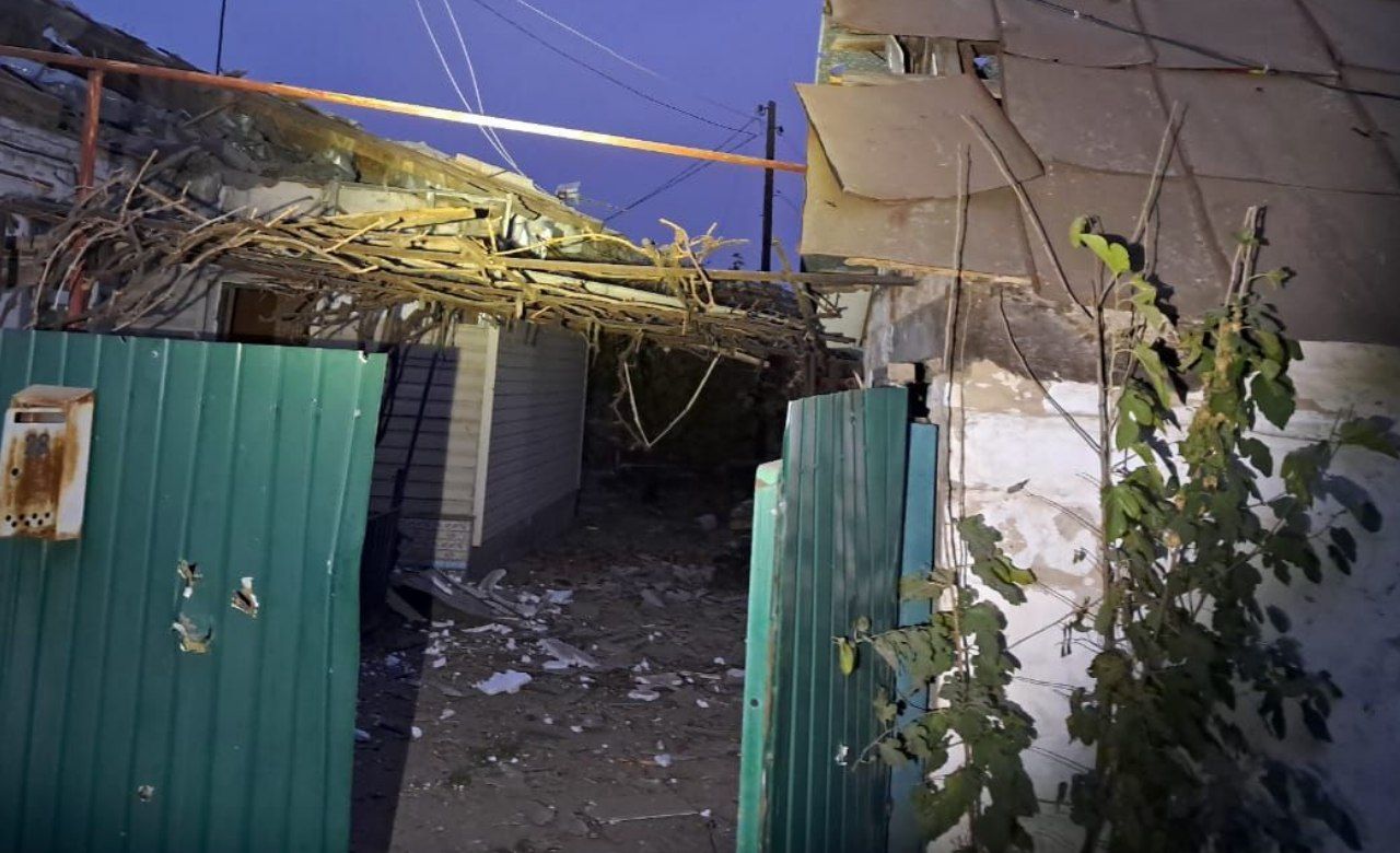 Приватне подвір'я у руїнах після обстрілу з важкої артилерії