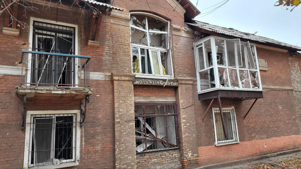 У житловому будинку побиті вікна та балкони