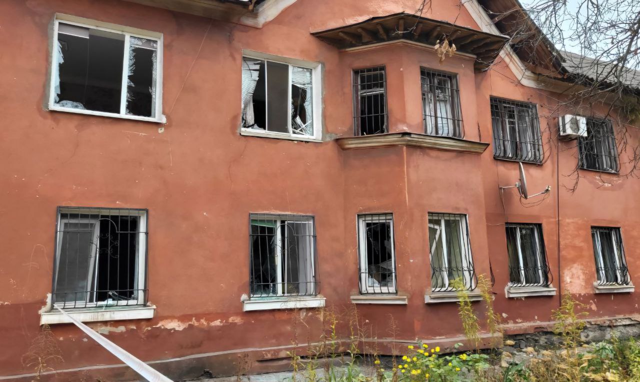 Один з криворізьких будинків, де вилетіли вікна