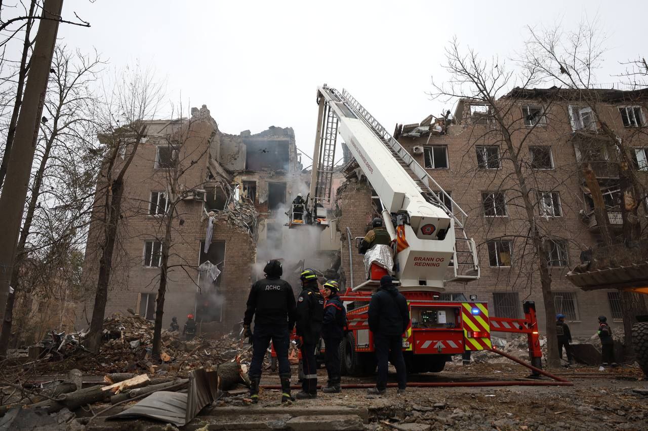У багатоповерхівці зруйновані квартири з першого по п'ятий поверхи
