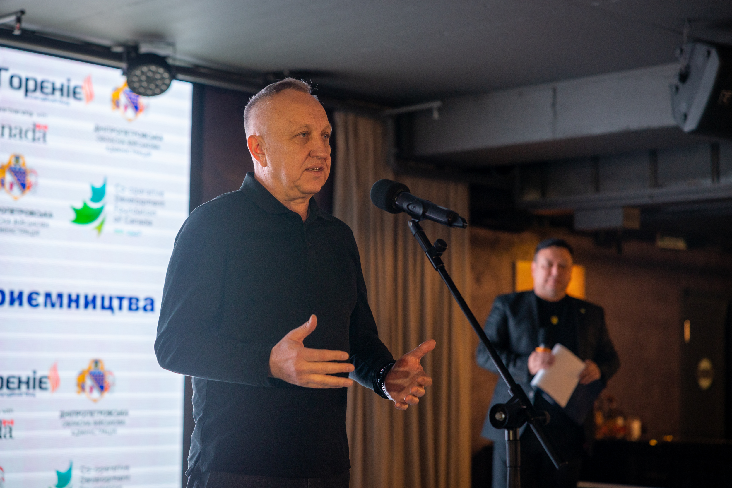 Перший заступник начальника Дніпропетровської ОВА Андрій Кульбач звернувся до присутніх з вітальним словом