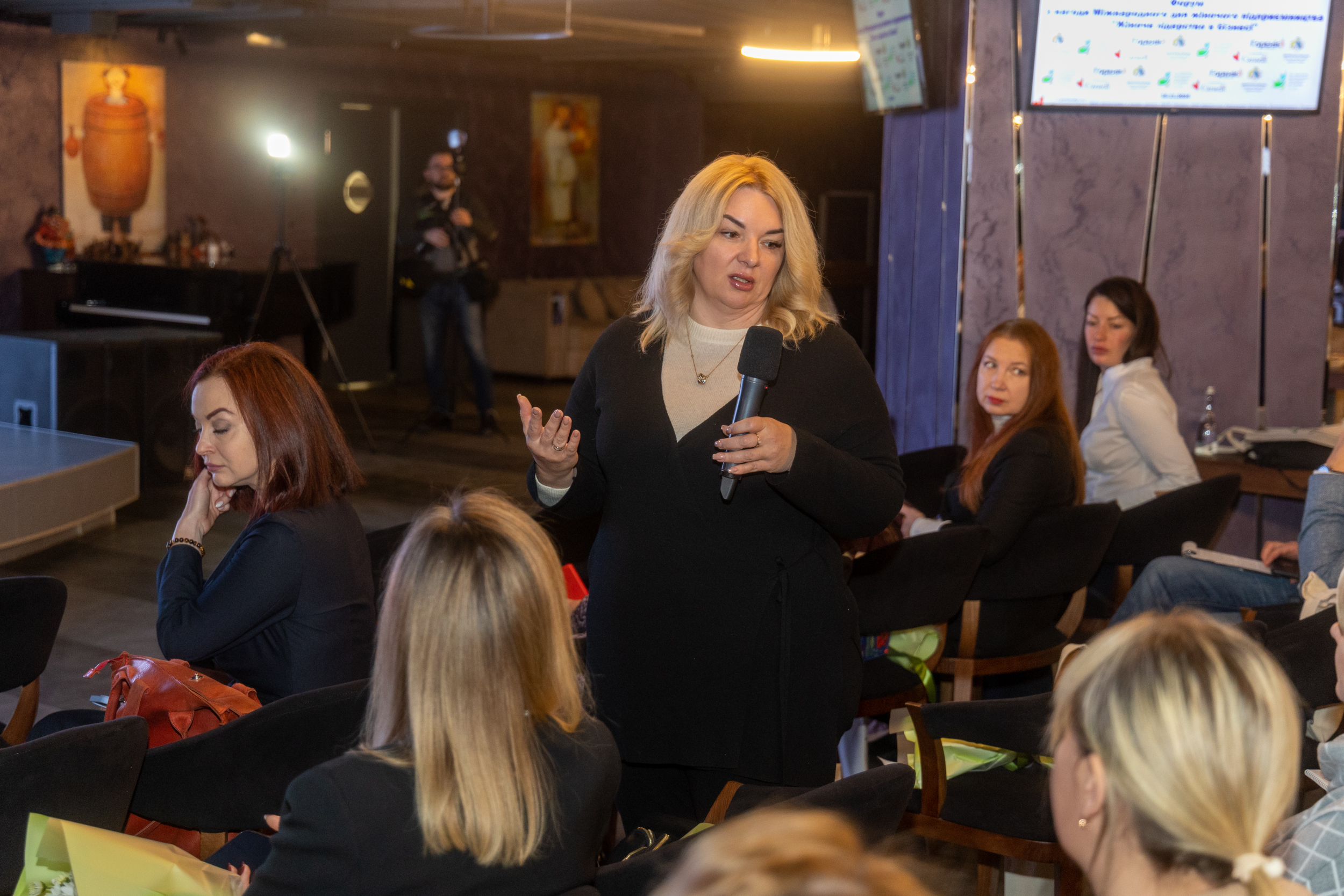 Учасниці форуму ставили питання