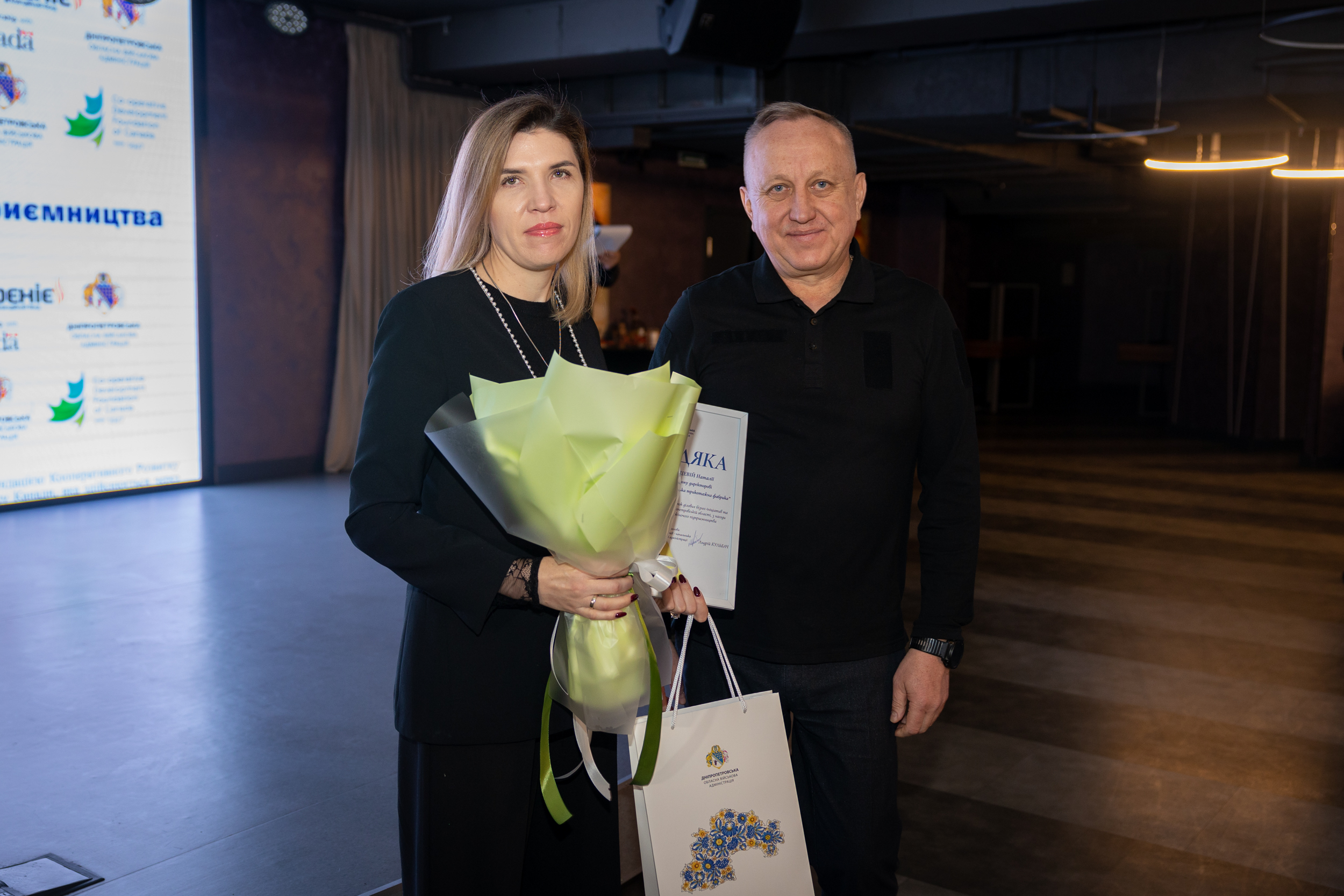 Перший заступник очільника Андрій Кульбач і генеральна директорка трикотажної фабрики з Новомосковського району