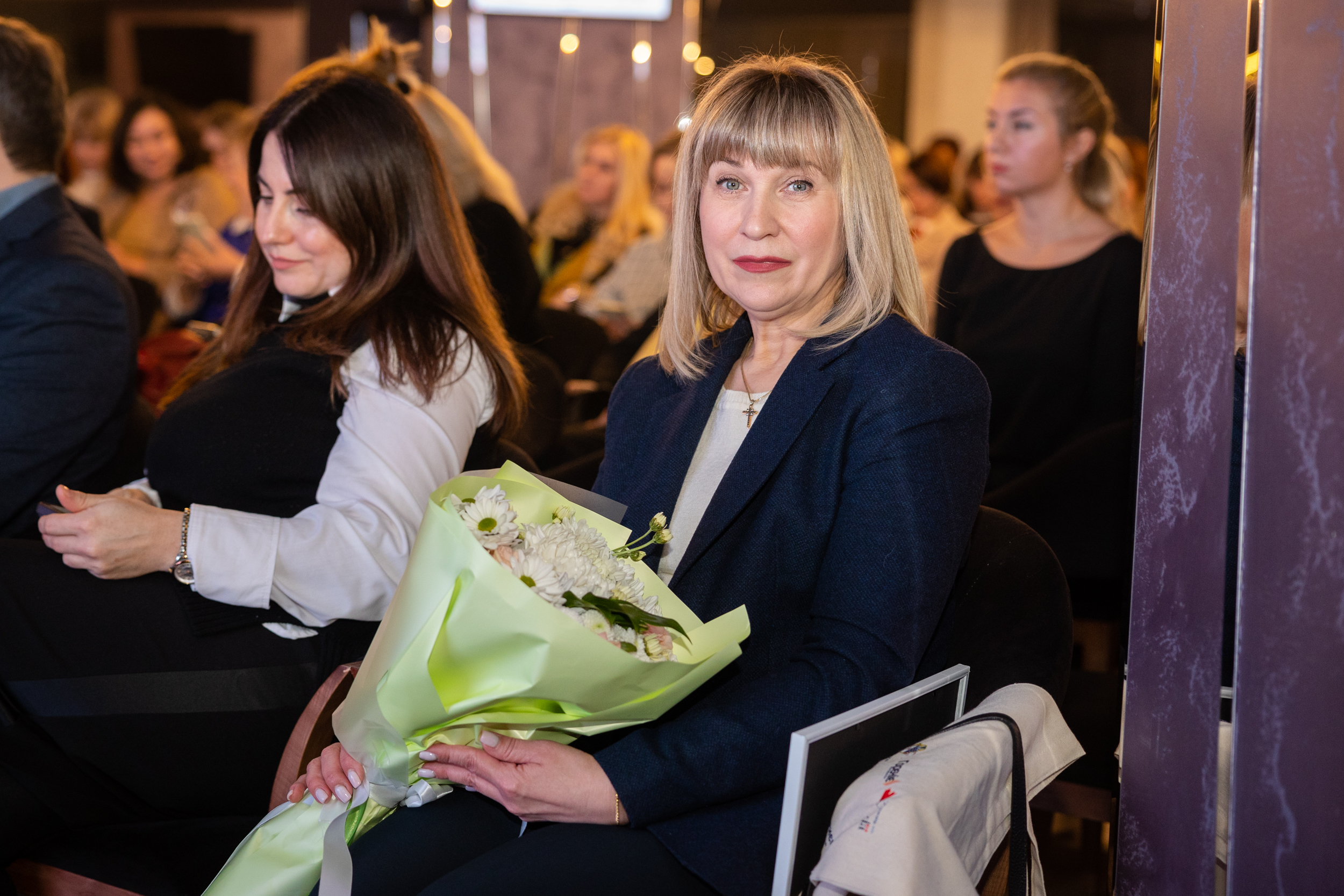 Пані Ірина, виконавча директорка центру, що відноситься до фармацевтичної компанії