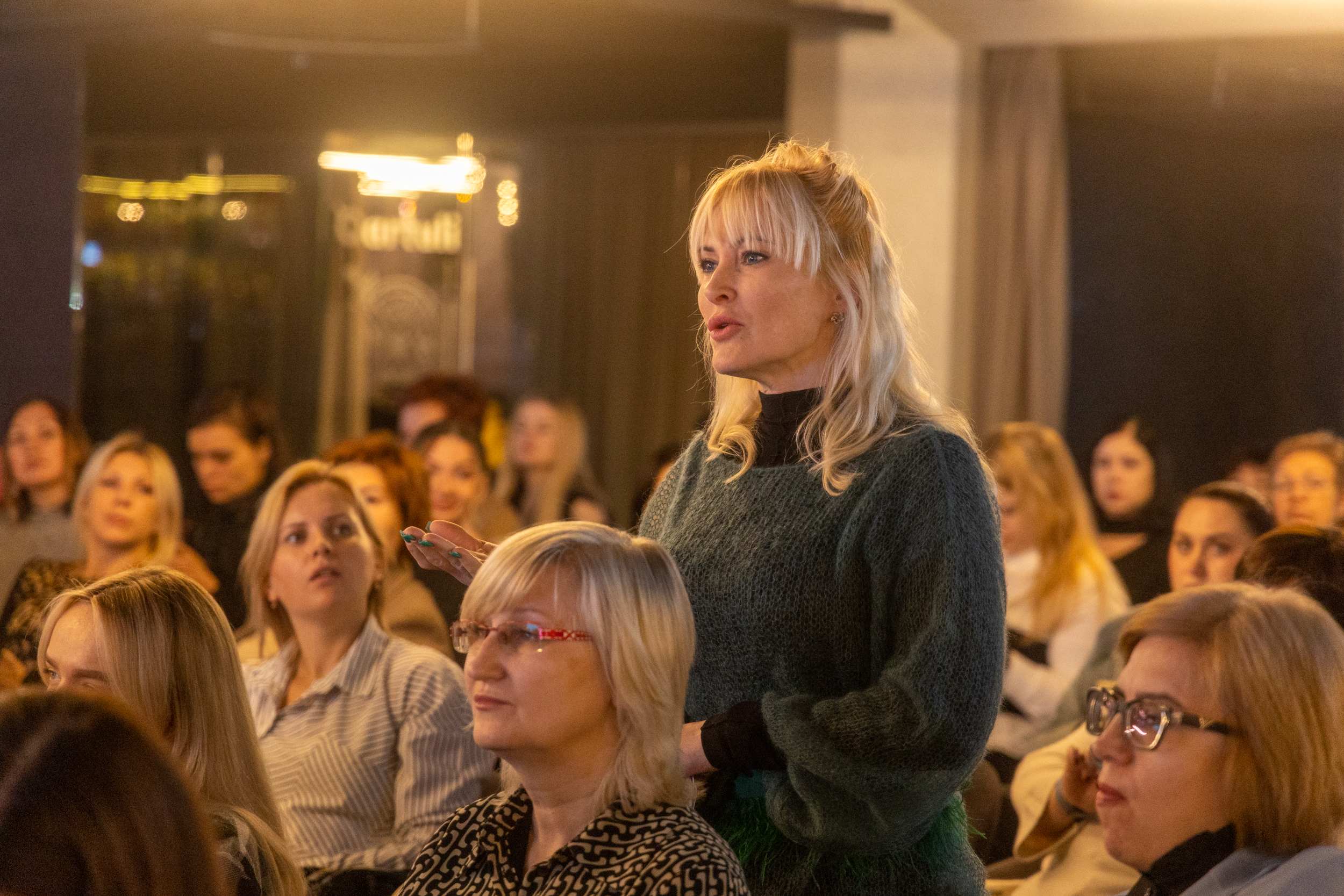 Учасниця форуму під час дискусії