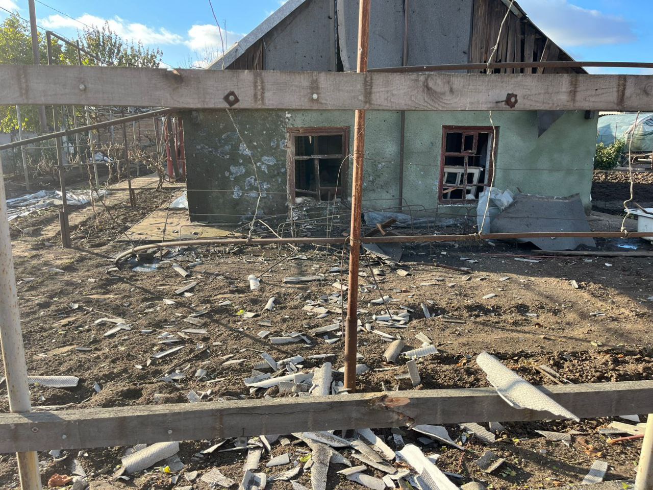 Потрощена приватна оселя, вае подвір'я в уламках