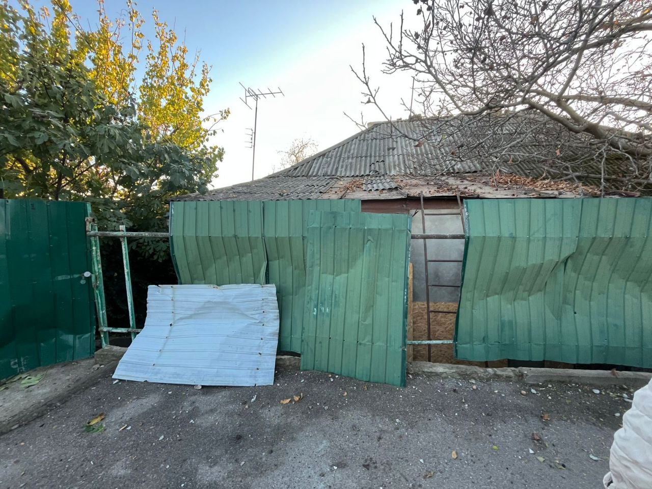 Понівеченмй паркан