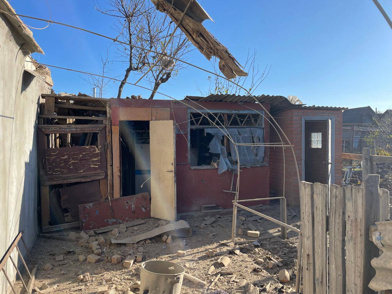 Усіяне уламками подвір’я