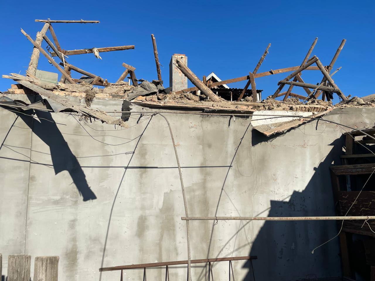 Зруйнований дах приватного будинку