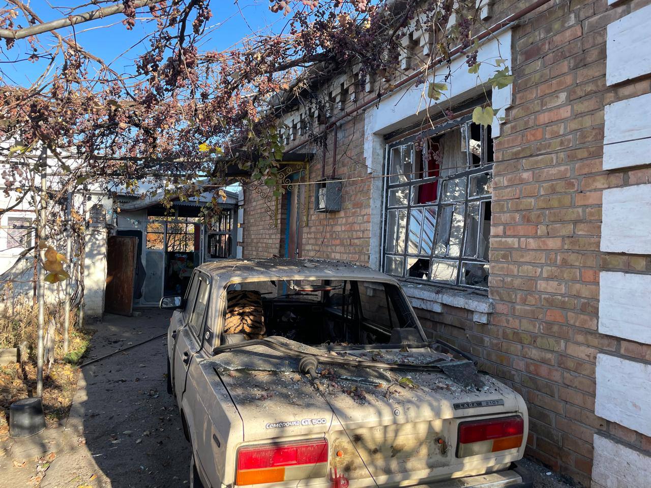 Потрощена автівка на території приватної садиби