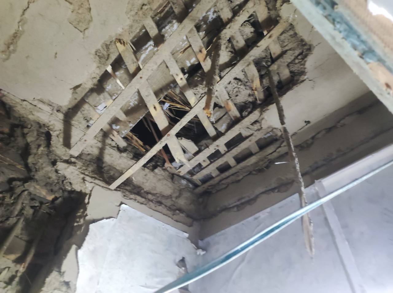 Пошкоджена стеля приватної оселі