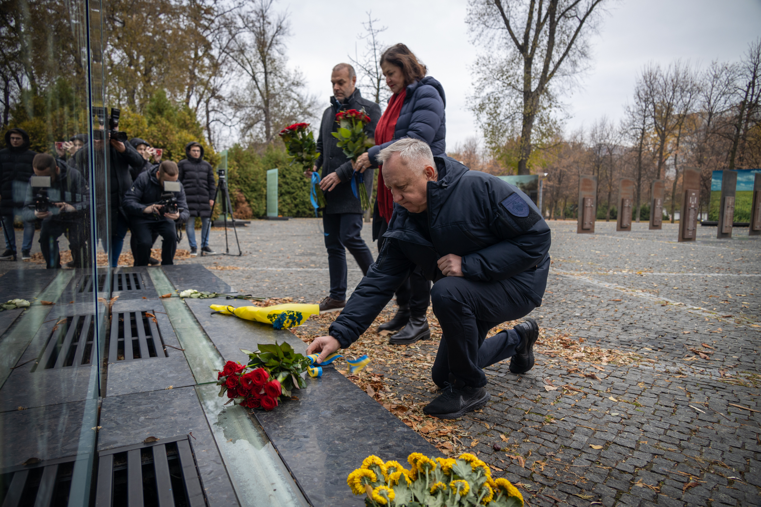 Андрій Кульбач разом з іноземними партнерами поклали квіти в пам’ять про загиблих воїнів